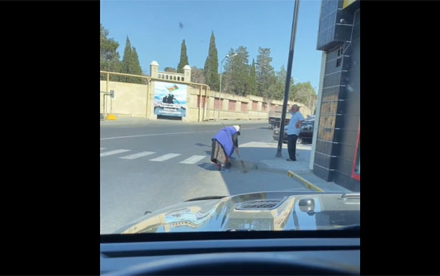 bakida-supurgeci-qadin-qizmar-istide-isleyerken-goruntulendi