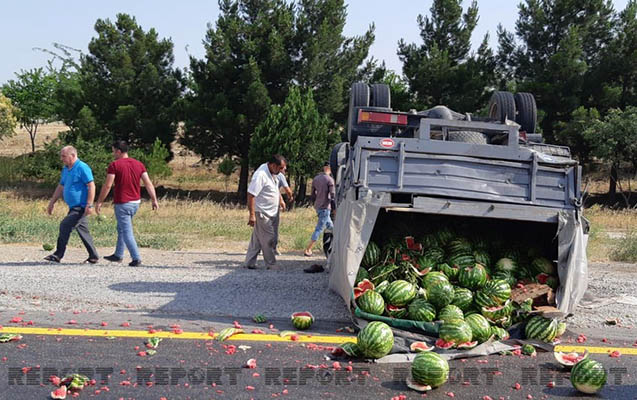 yuk-masinlari-toqqusdu-qarpizlar-yola-dagildi