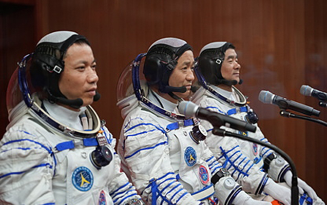 cinli-kosmonavtlar-13-ilden-sonra-yeniden-aciq-kosmosda