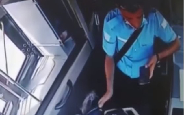 telefonla-oynayan-surucu-bele-qeza-toretdi