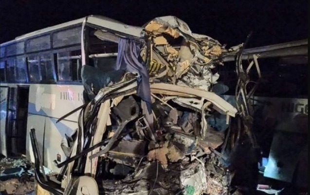 elcezairde-yuk-masini-ile-turist-avtobusu-toqqusdu