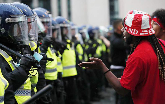londonda-azarkesler-19-polisi-yaralayib