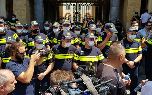 gurcustan-parlamentinde-deputatlarla-jurnalistler-arasinda-dava