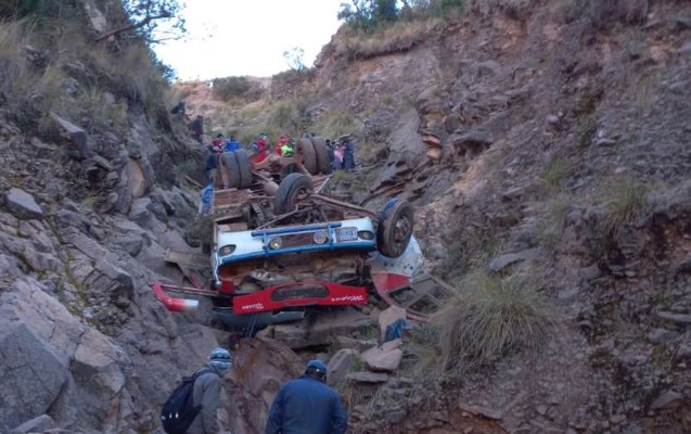 boliviyada-avtobus-dereye-asdi-34-nefer-oldu