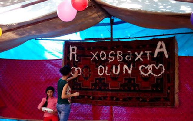 zerdabda-karantin-qaydalarini-pozan-toylar-askarlandi