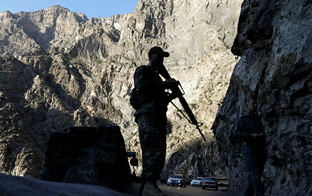 taliban-efqanistanin-vertolyotunu-vurdu