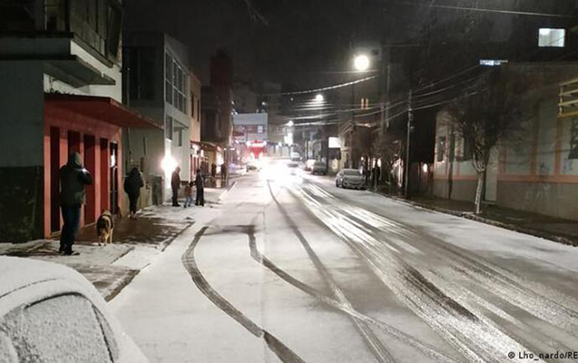 bu-olkede-qar-yagdi-yollari-buz-bagladi