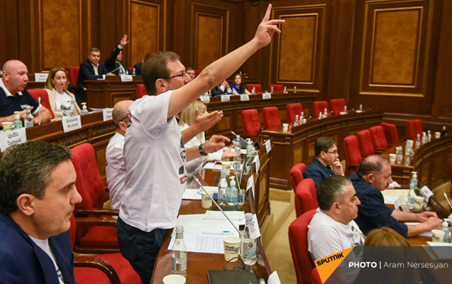 ermenistan-parlamentinin-ilk-iclasinda-mubahise-yarandi