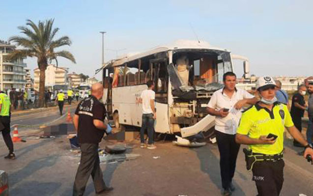 antalyada-rus-turistleri-dasiyan-avtobus-asdi