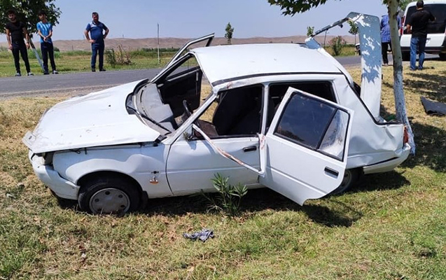 fuzulide-masin-agaca-cirpildi-surucu-oldu