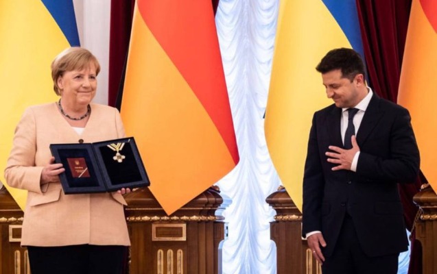 Zelenski Merkeli “Azadlıq” ordeni ilə təltif etdi