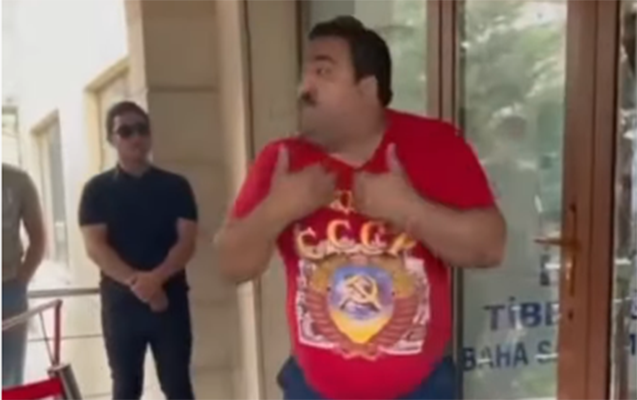 poliklinikanin-qapisini-sindiran-sexs-qazi-deyil