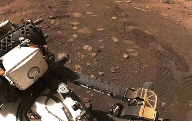 NASA-nın kosmik gəmisi Marsdan ilk qaya parçasını götürdü