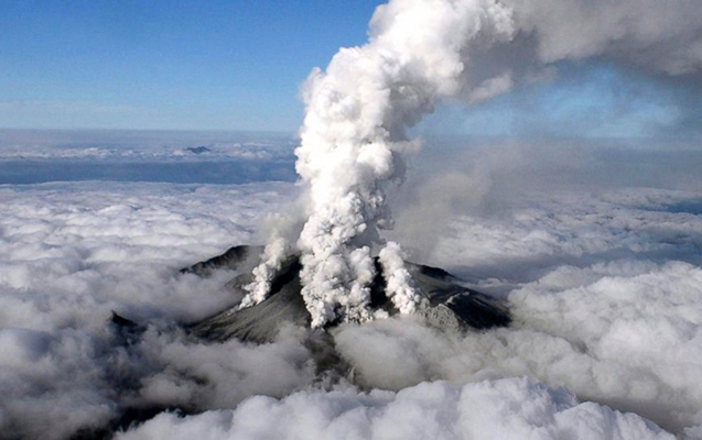 Yaponiyada vulkan püskürdü