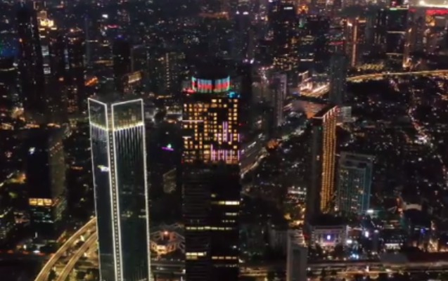 Cakartanın ən hündür binası bayrağımızın rənglərinə boyandı - Video