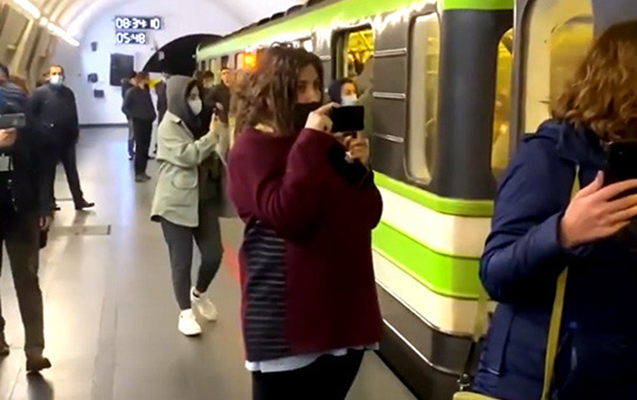 İrəvanda aksiya iştirakçıları metronun işinə mane oldular - Video