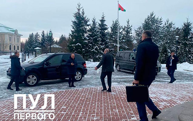 Putin “Mercedes”in sükanı arxasına keçib Lukaşenkonu qarşılamağa getdi