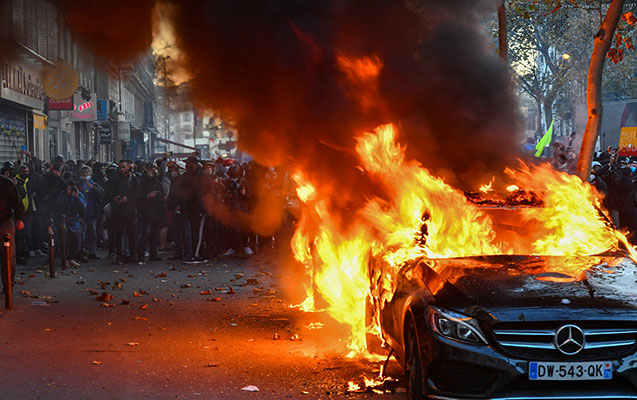 fransada-yeni-il-gecesi-870-den-cox-avtomobil-yandirilib