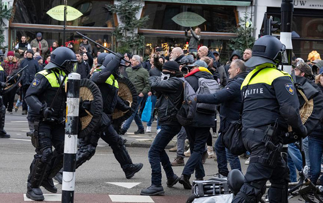 Amsterdamda polislə aksiya iştirakçıları arasında qarşıdurma - Video