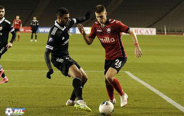 qebelede-en-cox-bu-futbolcu-meydana-cixib
