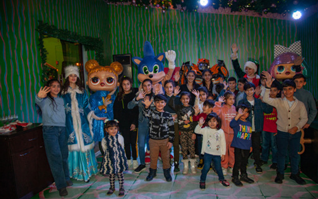 kontakt-yeni-ili-qadin-ve-usaq-siginacaginda-yasayan-usaqlarla-birlikde-kecirib