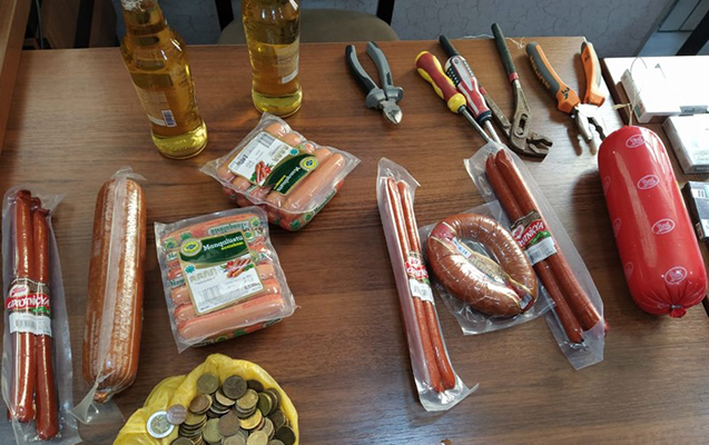 qapini-sindirib-kolbasa-icki-ve-siqaret-ogurladilar