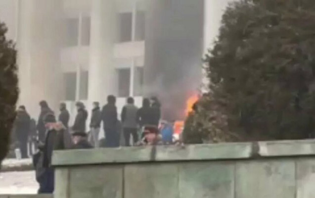 Qazaxıstan Prezidentinin iqamətgahı yandırıldı - Video