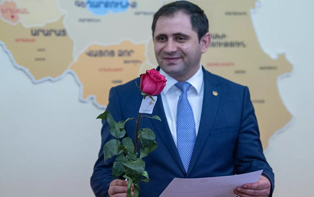 ermenistanin-mudafie-naziri-kecmis-metbuat-katibi-ile-evlenir