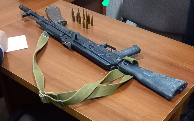 Yetuk ayollarning pornografik fotosuratlari bilan bannerlar Chozilgan mushuk surati