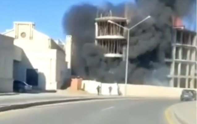 В Баку в строящемся здании произошел сильный пожар