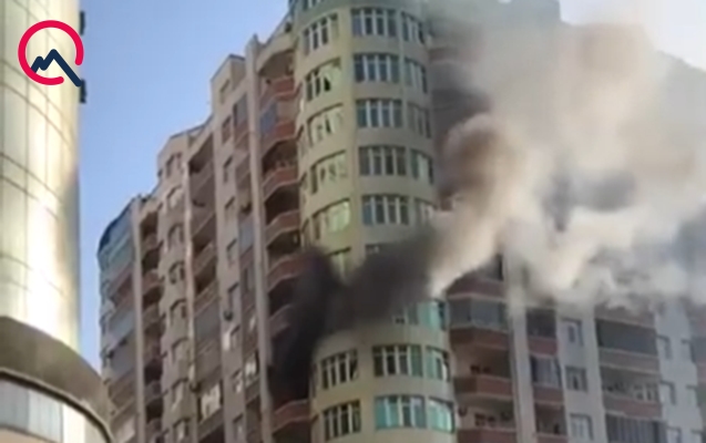 В Баку горит здание