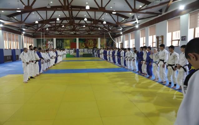 koronavirusa-yoluxan-idmancilarin-adlari-belli-oldu