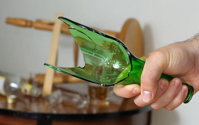 gencede-kisi-heyat-yoldasina-butulka-ile-xesaret-yetirdi