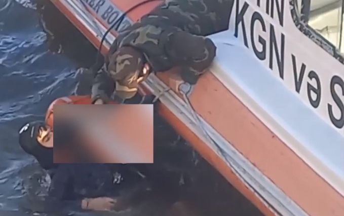 bakida-ozunu-denize-atan-qadin-bele-xilas-edildi