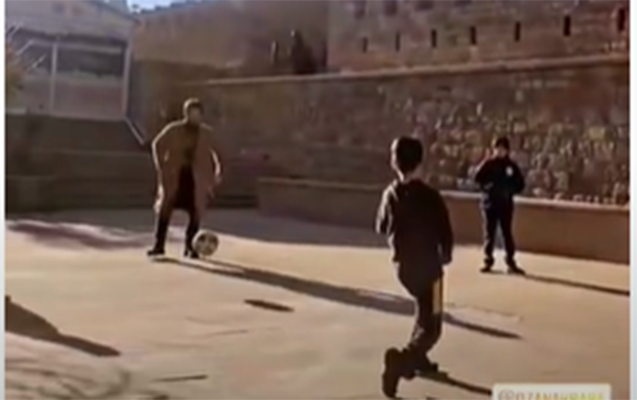 meshur-turkiyeli-aktyor-iceriseherde-usaqlarla-futbol-oynadi