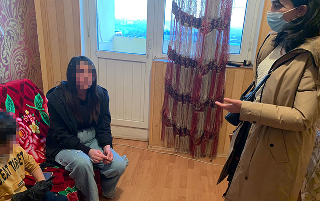 anasi-terefinden-evde-tek-buraxilan-usaqla-bagli