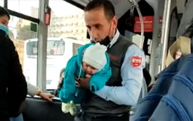 В Баку водитель автобуса успокоил младенца - Видео