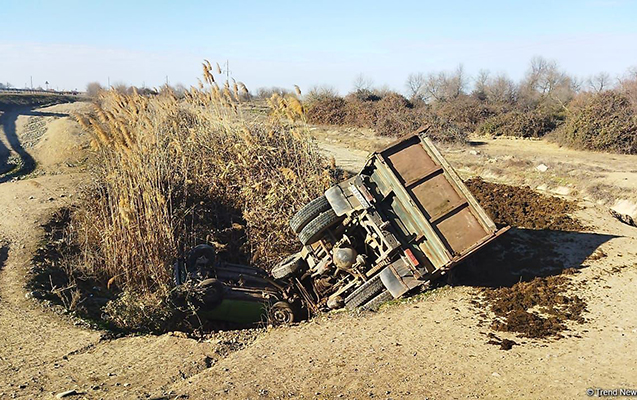 beyleqanda-agir-qeza-iki-masin-kanala-asdi