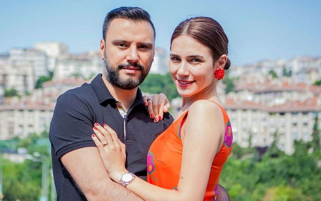 qizlarinin-ad-gununde-bir-araya-gelmediler