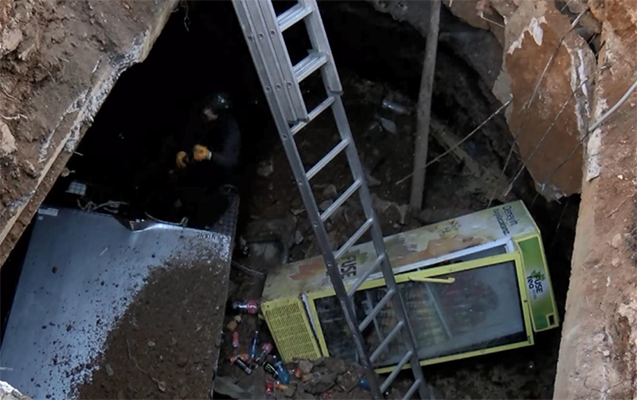 istanbulda-yer-yarildi-magaza-sahibi-icerisine-dusdu