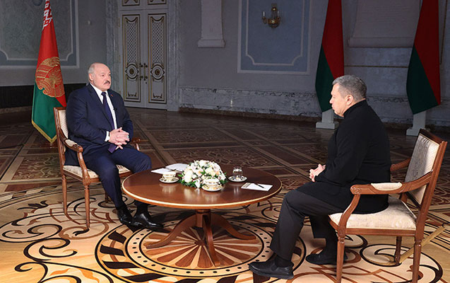 lukasenko-etirazcilarin-qarsisina-silahla-niye-cixmisdi