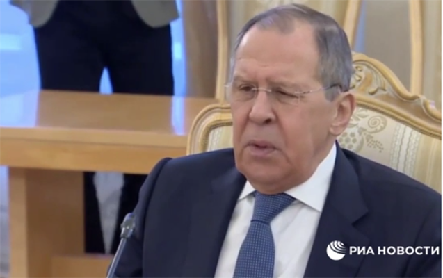 lavrov-bu-defe-tercumecinin-sozunu-yarimciq-kesdi