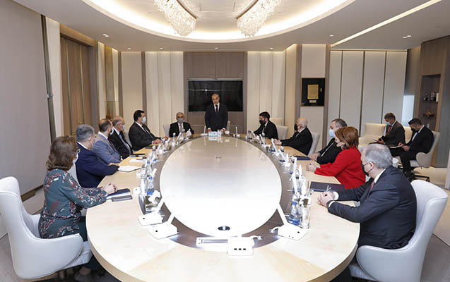 rovsen-necef-kollektive-teqdim-olundu