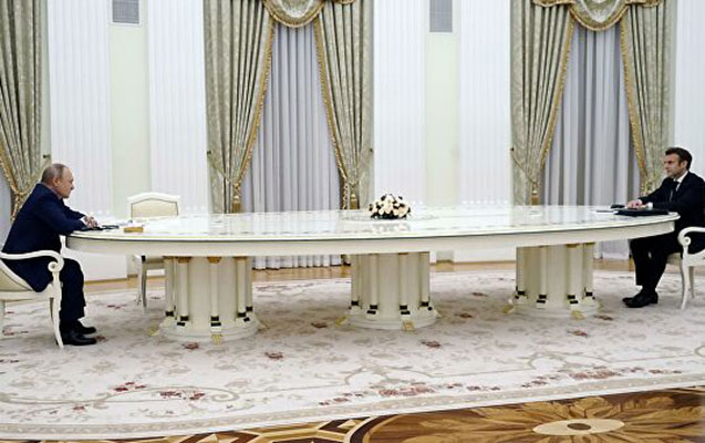 putinin-makronla-uzun-masa-arxasinda-gorusmesinin-sebebi-aciqlandi