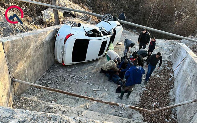 sekide-avtomobil-asdi-yaralilar-var
