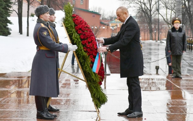 ilham-eliyev-moskvada-namelum-esgerin-mezarini-ziyaret-etdi
