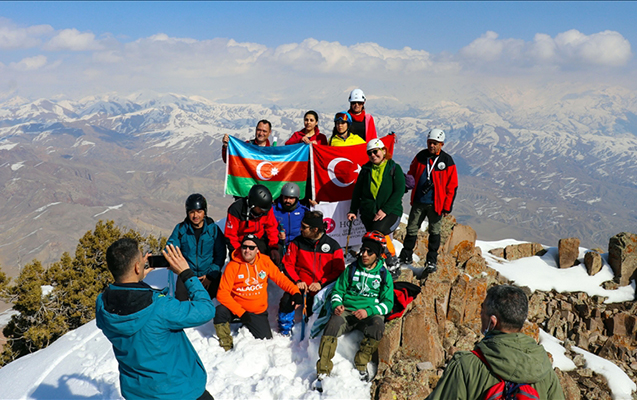 turkiye-ve-azerbaycan-alpinistleri-xocali-qurbanlarini-bele-andilar