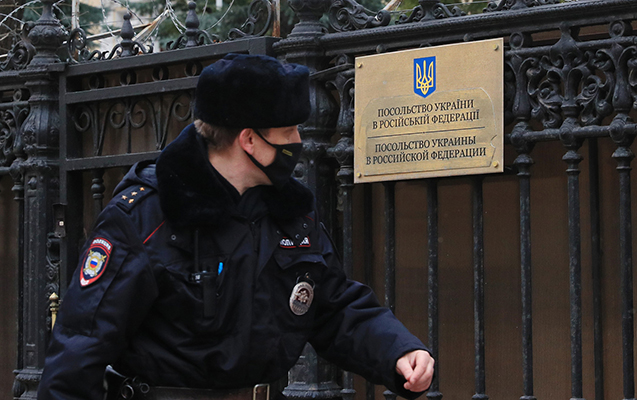 ukrayna-rusiyadaki-diplomatlarini-texliye-edir