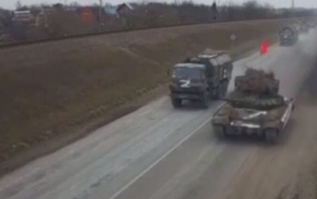 Ukraynada üzərində SSRİ bayraqları olan tank