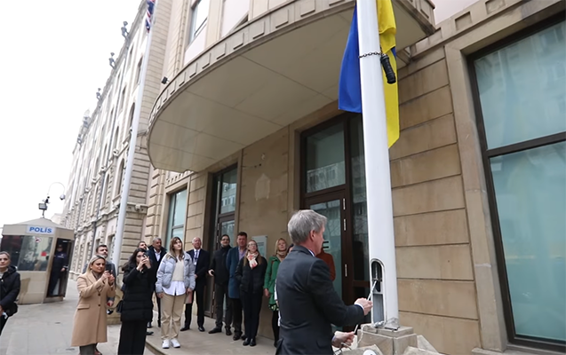 britaniyanin-azerbaycandaki-sefiri-ukrayna-bayragini-binaya-bele-asdi